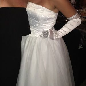White ball gown/ wedding dress